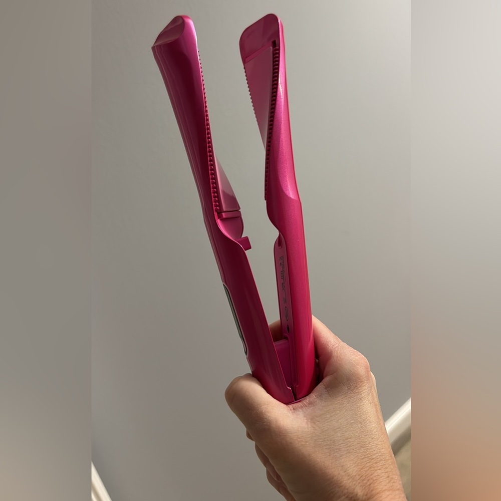 Pink Hair Straightener and curling tool